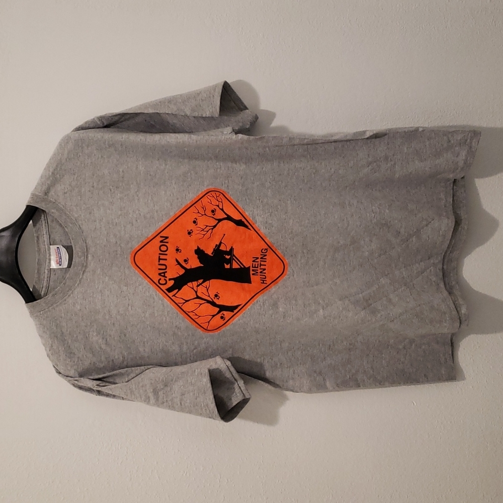 "CAUTION MEN HUNTING" Graphic sign short sleeve tshirt-Large NWOT
